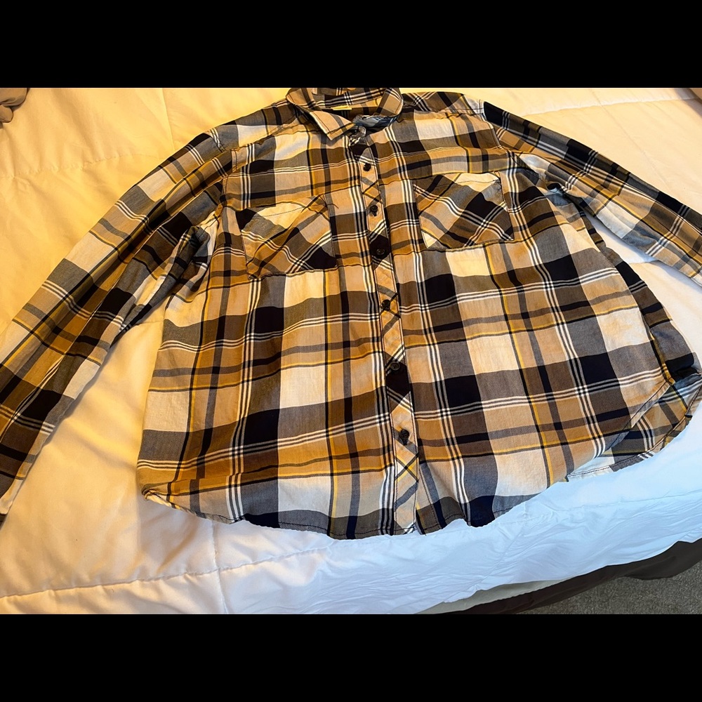 Ladies long sleeved shirt. Excellent condition.